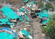 Petugas kepolisian saat melakukan penertiban lapak liar di kawasan Kampung Ambon, Jakarta Barat.