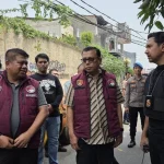 Petugas kepolisian saat melakukan penggerebekan di lokasi peredaran narkoba