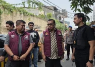 Petugas kepolisian saat melakukan penggerebekan di lokasi peredaran narkoba
