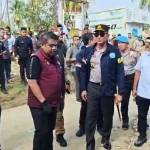 Petugas kepolisian saat melakukan penggerebekan laboratorium narkoba di Pidie, Aceh.