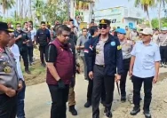 Petugas kepolisian saat melakukan penggerebekan laboratorium narkoba di Pidie, Aceh.