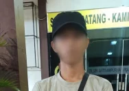 Petugas kepolisian saat melakukan proses penyelidikan kasus kehilangan kucing di Bekasi