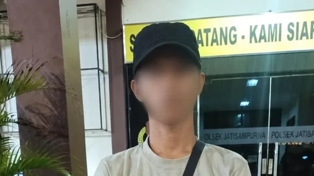 Petugas kepolisian saat melakukan proses penyelidikan kasus kehilangan kucing di Bekasi