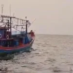 Petugas KKP melakukan pemeriksaan terhadap kapal perikanan yang diduga terlibat kasus penganiayaan ABK.
