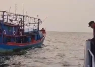 Petugas KKP melakukan pemeriksaan terhadap kapal perikanan yang diduga terlibat kasus penganiayaan ABK.