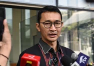 Petugas KPK mengusut kasus dugaan korupsi sektor cukai yang menyeret PT Djarum