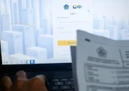 Petugas layanan pajak sedang melayani wajib pajak di kantor pelayanan pajak.