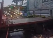 Petugas melakukan evakuasi kecelakaan dua truk di depan gedung DPR Jalan Gatot Subroto Jakarta