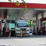 Petugas melakukan pemeriksaan kendaraan di SPBU untuk distribusi BBM subsidi