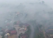 Petugas melakukan penyemaian dry ice untuk mengatasi kabut asap karhutla