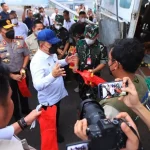 Petugas mempersiapkan uji coba penyebaran dry ice di Bandara Sultan Mahmud Badaruddin II Palembang