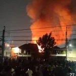 Petugas pemadam kebakaran berusaha memadamkan api di pemukiman padat Menteng Jaya Jakarta Pusat