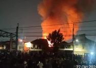 Petugas pemadam kebakaran berusaha memadamkan api di pemukiman padat Menteng Jaya Jakarta Pusat