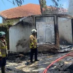 Petugas pemadam kebakaran berusaha memadamkan api yang melalap sebuah vila di kawasan Badung, Bali.