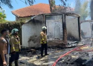 Petugas pemadam kebakaran berusaha memadamkan api yang melalap sebuah vila di kawasan Badung, Bali.