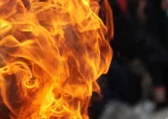 Petugas pemadam kebakaran berusaha memadamkan mobil listrik yang terbakar di Tebet