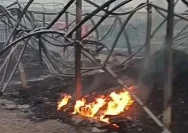 Petugas pemadam kebakaran menyemprotkan air ke puing gudang pipa paralon yang terbakar di Legok Tangerang