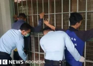 Petugas rutan sedang melakukan pemeriksaan blok hunian warga binaan