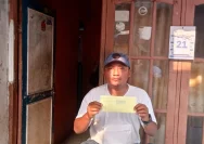 Petugas Samsat mengecek pemukiman tempat tinggal mekanik di Tangerang terkait pemblokiran pajak McLaren