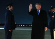 Presiden Amerika Serikat Donald Trump berbicara di hadapan wartawan