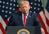 Presiden AS Donald Trump memberikan pernyataan di depan Gedung Putih