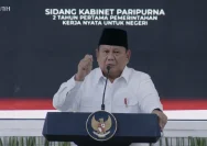 Presiden Prabowo Subianto memberikan pidato dalam Sidang Kabinet Paripurna di Istana Negara.