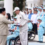 Presiden Prabowo Subianto menyerahkan bonus secara simbolis kepada atlet peraih medali Asian Games 2026 di Istana Merdeka.