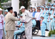 Presiden Prabowo Subianto menyerahkan bonus secara simbolis kepada atlet peraih medali Asian Games 2026 di Istana Merdeka.