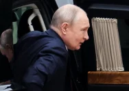 Presiden Rusia Vladimir Putin dalam sebuah konferensi pers resmi