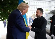 Presiden Ukraina Volodymyr Zelensky menanggapi desakan dari Presiden AS Donald Trump terkait kepemimpinan di Ukraina.