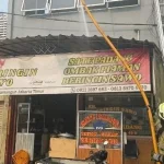 Proses pemadaman kebakaran di sebuah rumah makan di kawasan Rawamangun Jakarta Timur