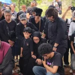 Prosesi pemakaman musisi Doddy Katamsi di TPU Komplek Hankam Pangkalan Jati, Jakarta Selatan, dengan suasana haru dan duka.