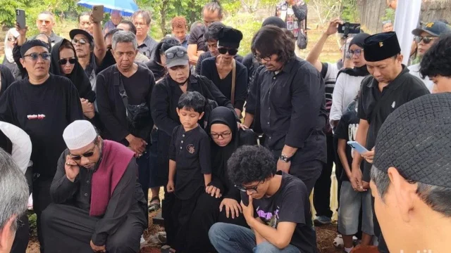Prosesi pemakaman musisi Doddy Katamsi di TPU Komplek Hankam Pangkalan Jati, Jakarta Selatan, dengan suasana haru dan duka.