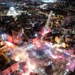 Ribuan mahasiswa pendukung gerakan Students Win berkumpul di pusat kota Belgrade, Serbia, mengibarkan bendera dan