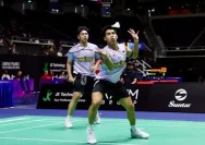 Sabar Karyaman Gutama dan Moh Reza Pahlevi Isfahani saat bertanding di lapangan bulu tangkis