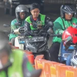 Sejumlah pengemudi ojek daring menunggu pesanan di kawasan Jakarta.