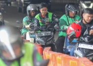 Sejumlah pengemudi ojek daring menunggu pesanan di kawasan Jakarta.