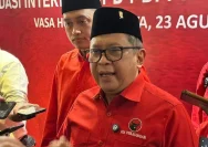 Sekretaris Jenderal PDIP Hasto Kristiyanto memberikan keterangan kepada wartawan terkait isu politik nasional.