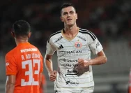 Striker Persija Jakarta Alexander Jeremejeff saat melakukan selebrasi di lapangan.