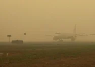 Suasana bandara dengan jarak pandang terbatas akibat kabut asap karhutla