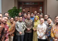 Suasana kunjungan Komisi III DPR RI ke kediaman Kapolri Jenderal Suyudi Ario Seto
