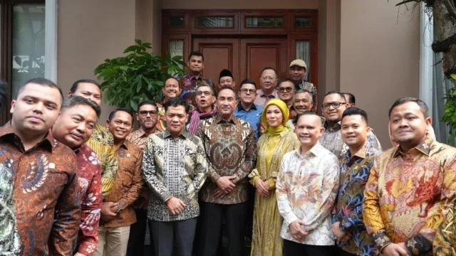 Suasana kunjungan Komisi III DPR RI ke kediaman Kapolri Jenderal Suyudi Ario Seto