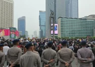 Suasana massa aksi yang berkumpul di kawasan Bundaran Hotel Indonesia Jakarta Pusat untuk menyampaikan aspirasi.