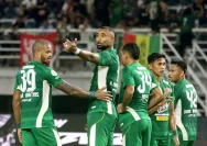 Suasana pertandingan Persebaya Surabaya melawan Madura United di Stadion Gelora Bung Tomo