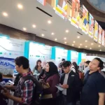 Suasana ribuan pencari kerja yang memadati lokasi bursa kerja di Jakarta