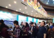 Suasana ribuan pencari kerja yang memadati lokasi bursa kerja di Jakarta