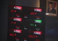 Tampilan layar monitor perdagangan saham yang menunjukkan grafik penurunan Indeks Harga Saham Gabungan