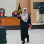 Terdakwa Tifauzia Tyassuma alias Dokter Tifa saat mengikuti persidangan.