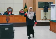 Terdakwa Tifauzia Tyassuma alias Dokter Tifa saat mengikuti persidangan.
