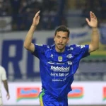 Thom Haye, gelandang Persib Bandung, sedang beraksi di lapangan hijau.